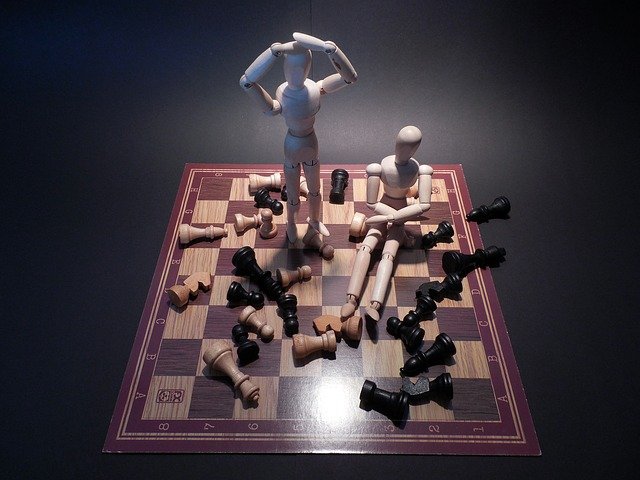 wooden figures win and lose